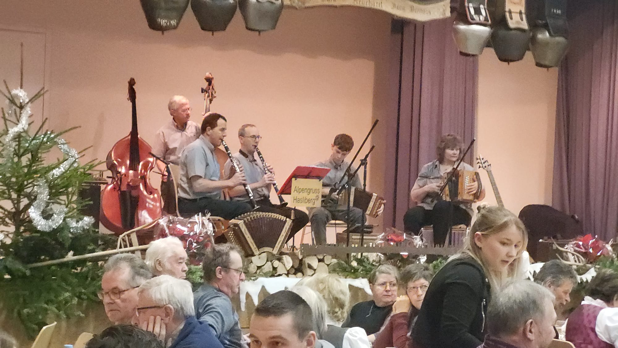 Kapelle Alpengruss Hasliberg Noel folclorique a Corteberet